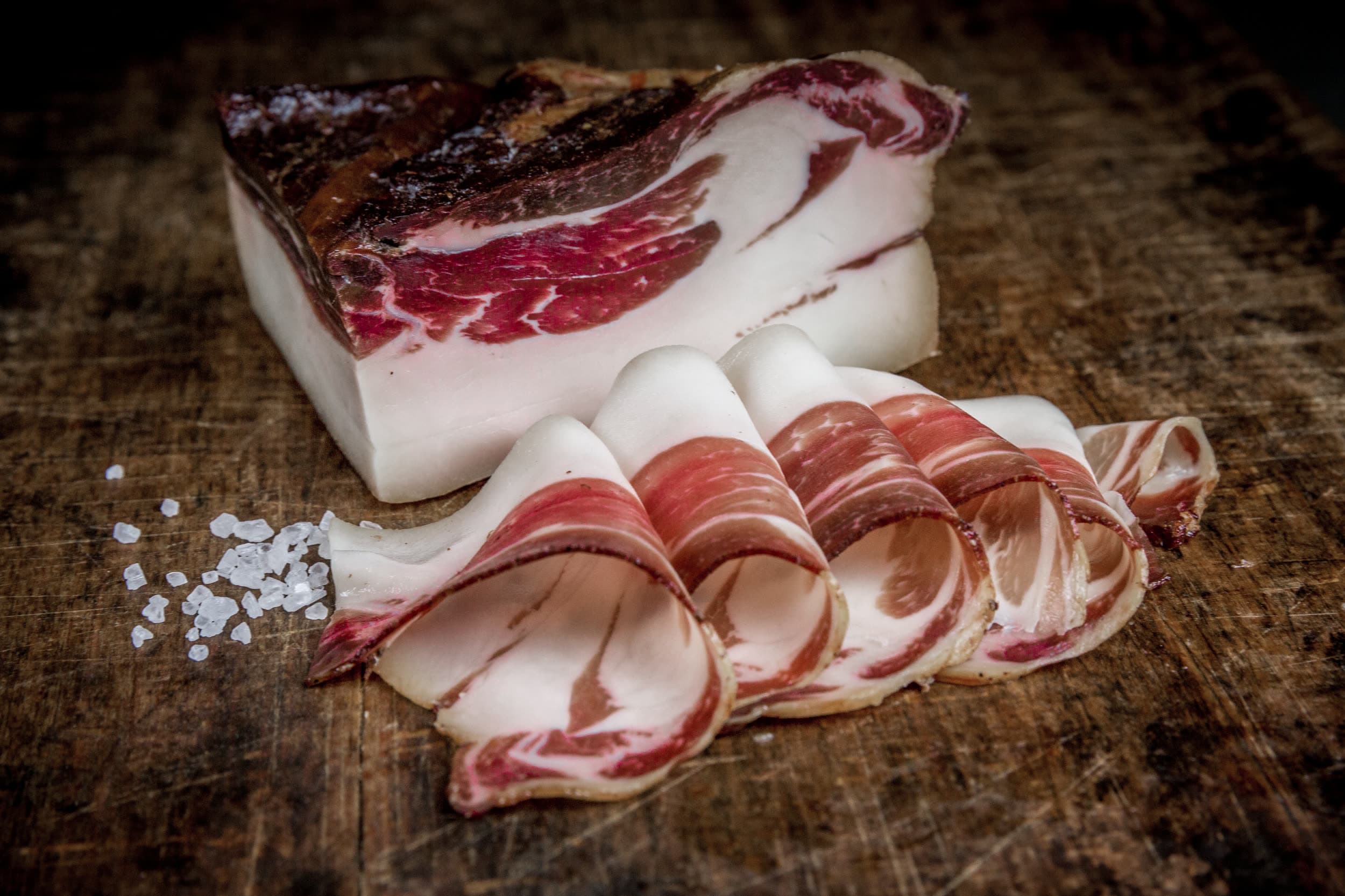 Hofgereifter Guanciale vom Angler Sattelschwein, am Stück und aufgeschnitten