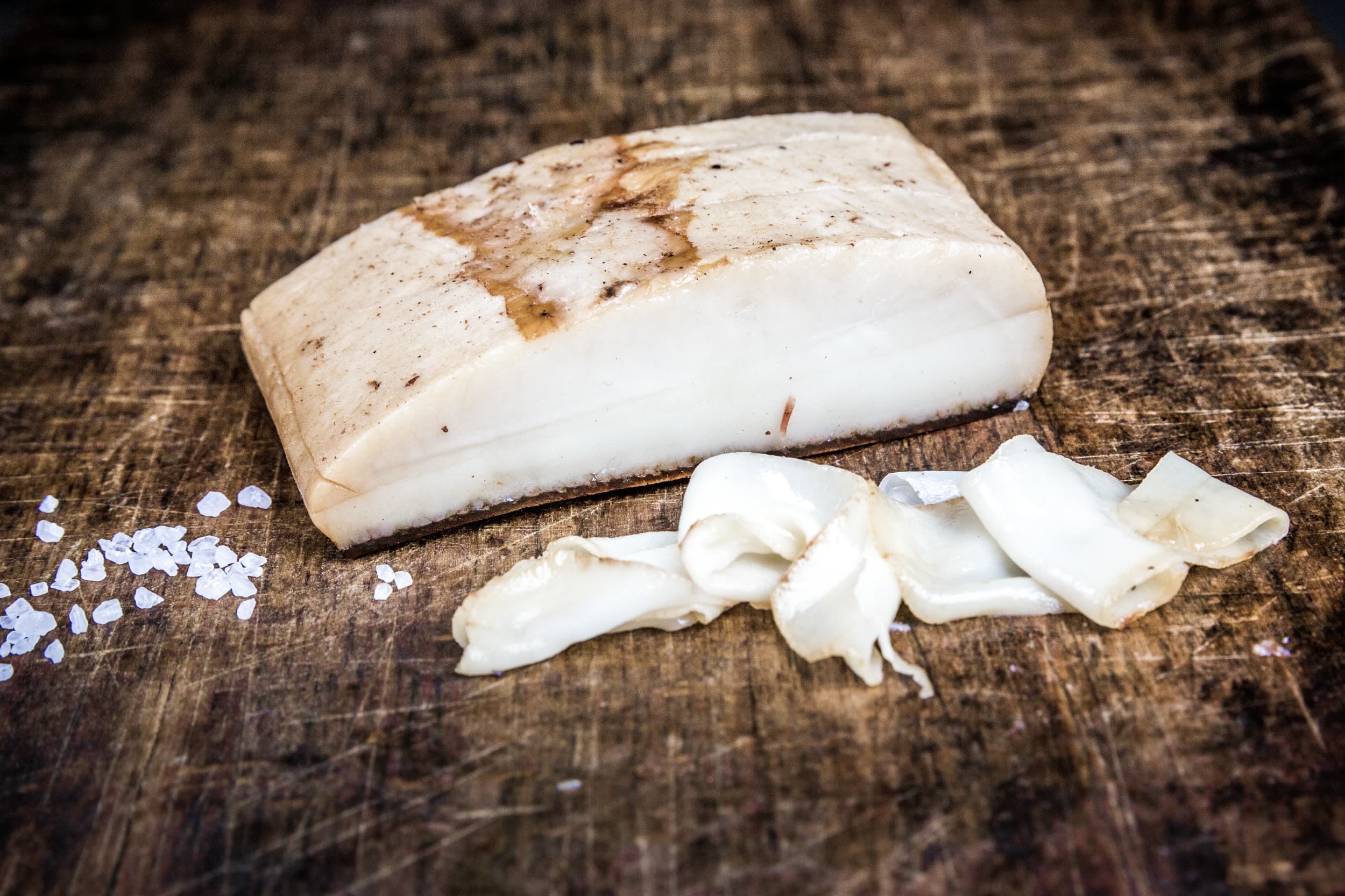 Hofgereifter Lardo vom Angler Sattelschwein, fein aufgeschnitten
