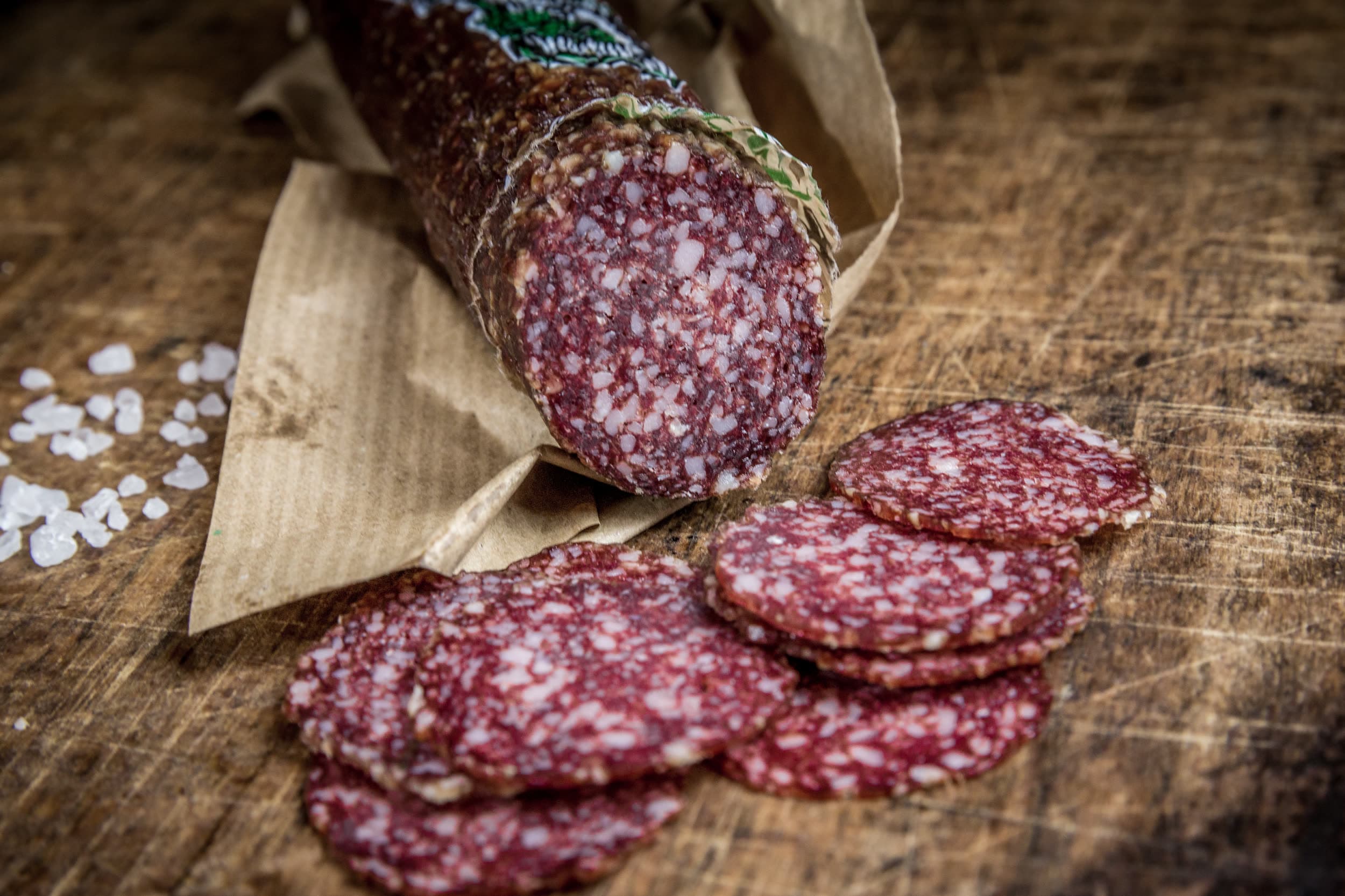 Hofgereifte Salami im Naturdarm mit Scheiben