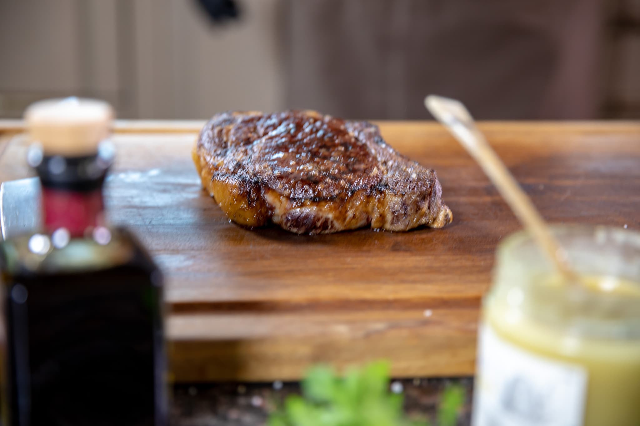 Gebratenes Dry-Aged Ribeye vom Aberdeen Angus auf dem Holzbrett