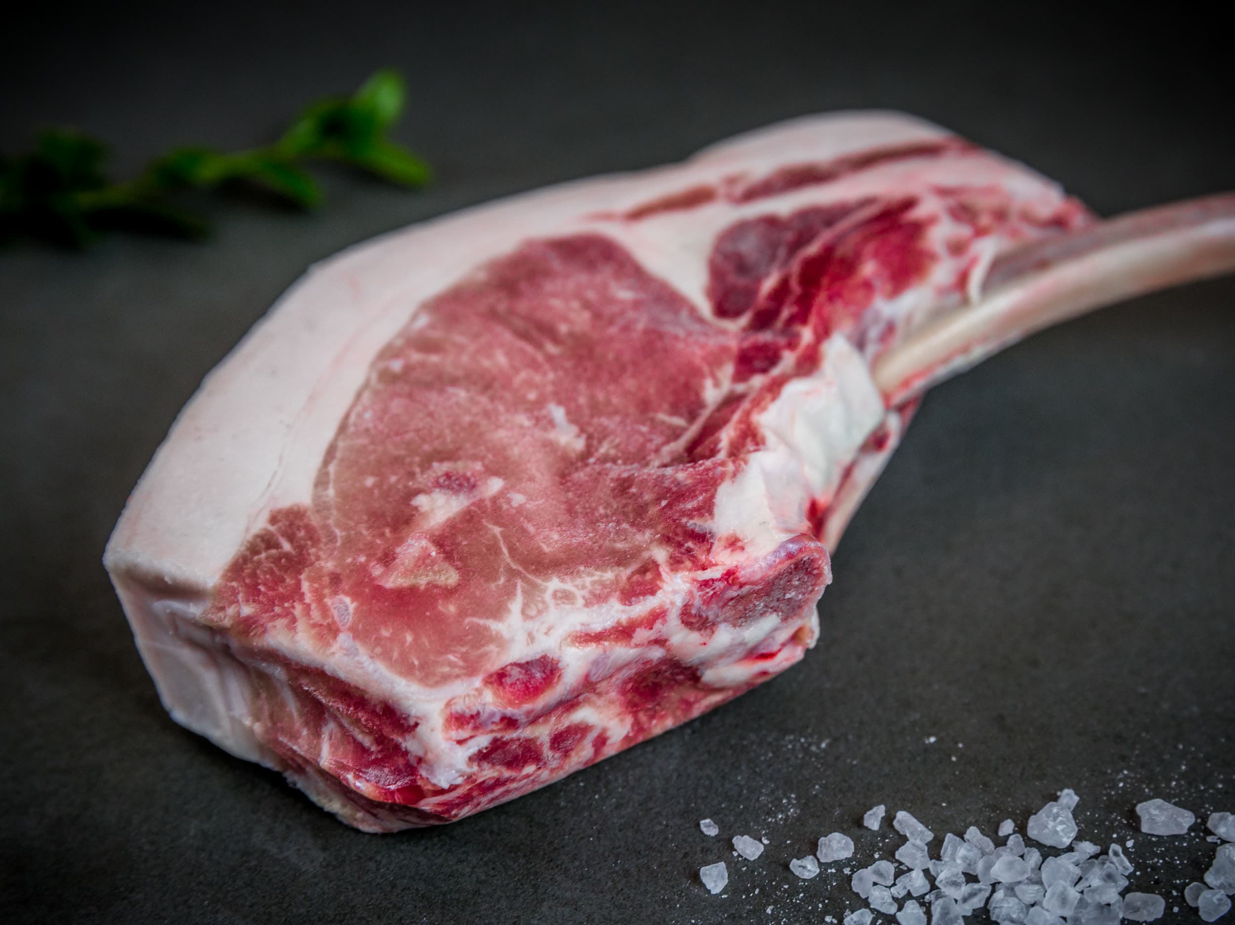Tomahawk-Steak mit langem Rippenknochen