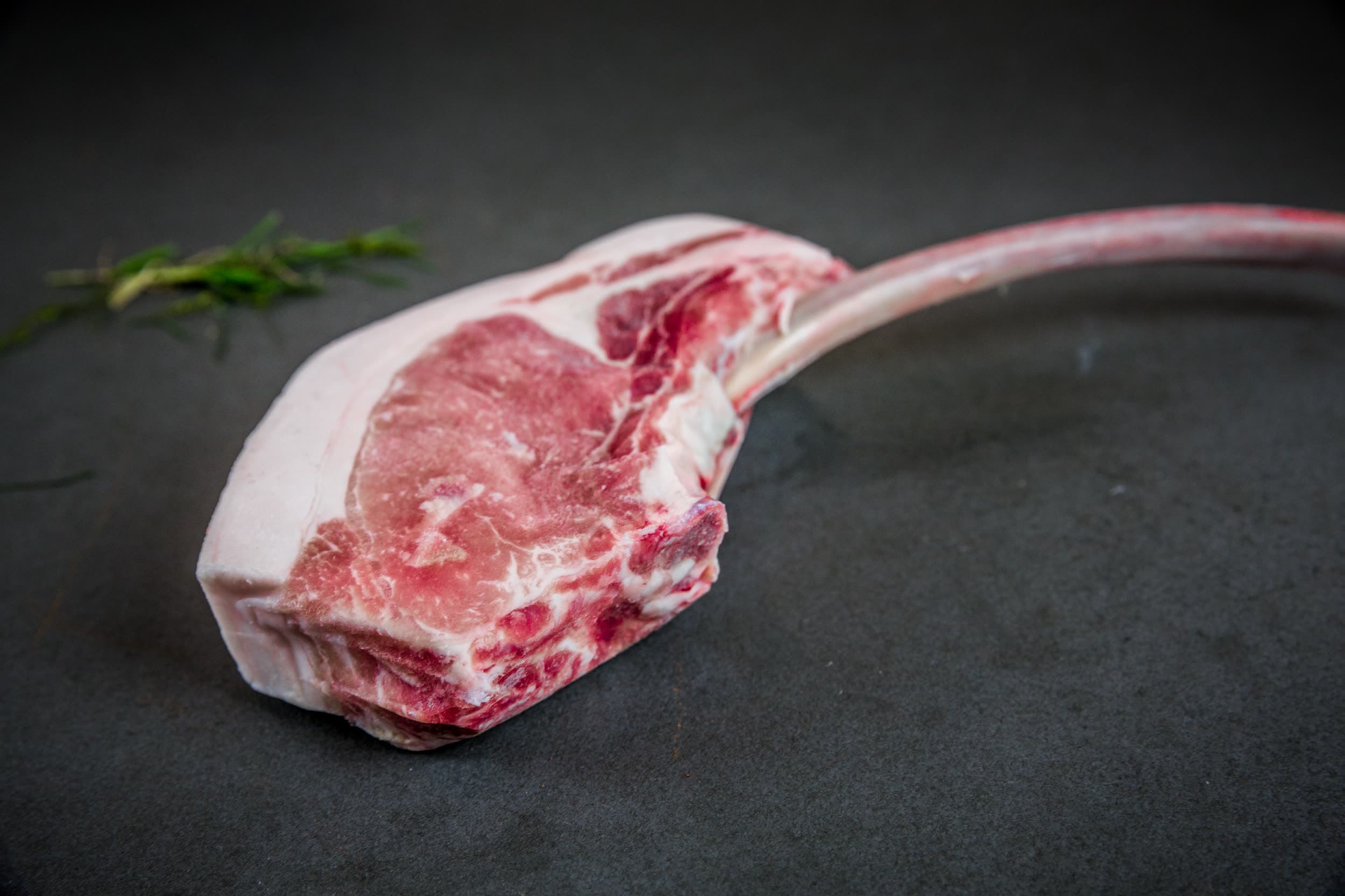Tomahawk-Steak mit deutlich sichtbarer Marmorierung