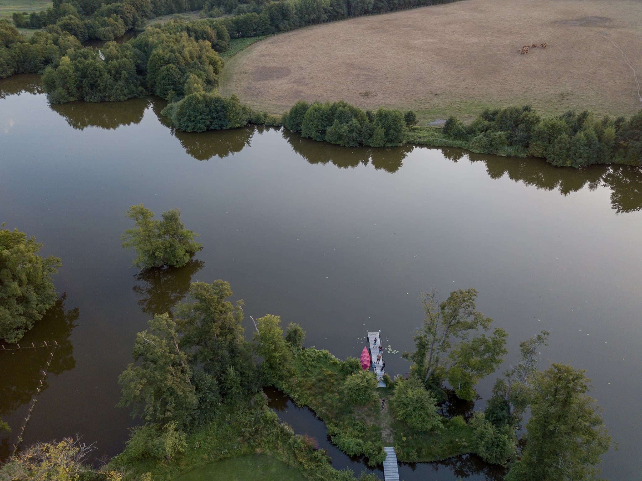 Mühlenteich aus der Luft mit Anlegesteg und Kanu