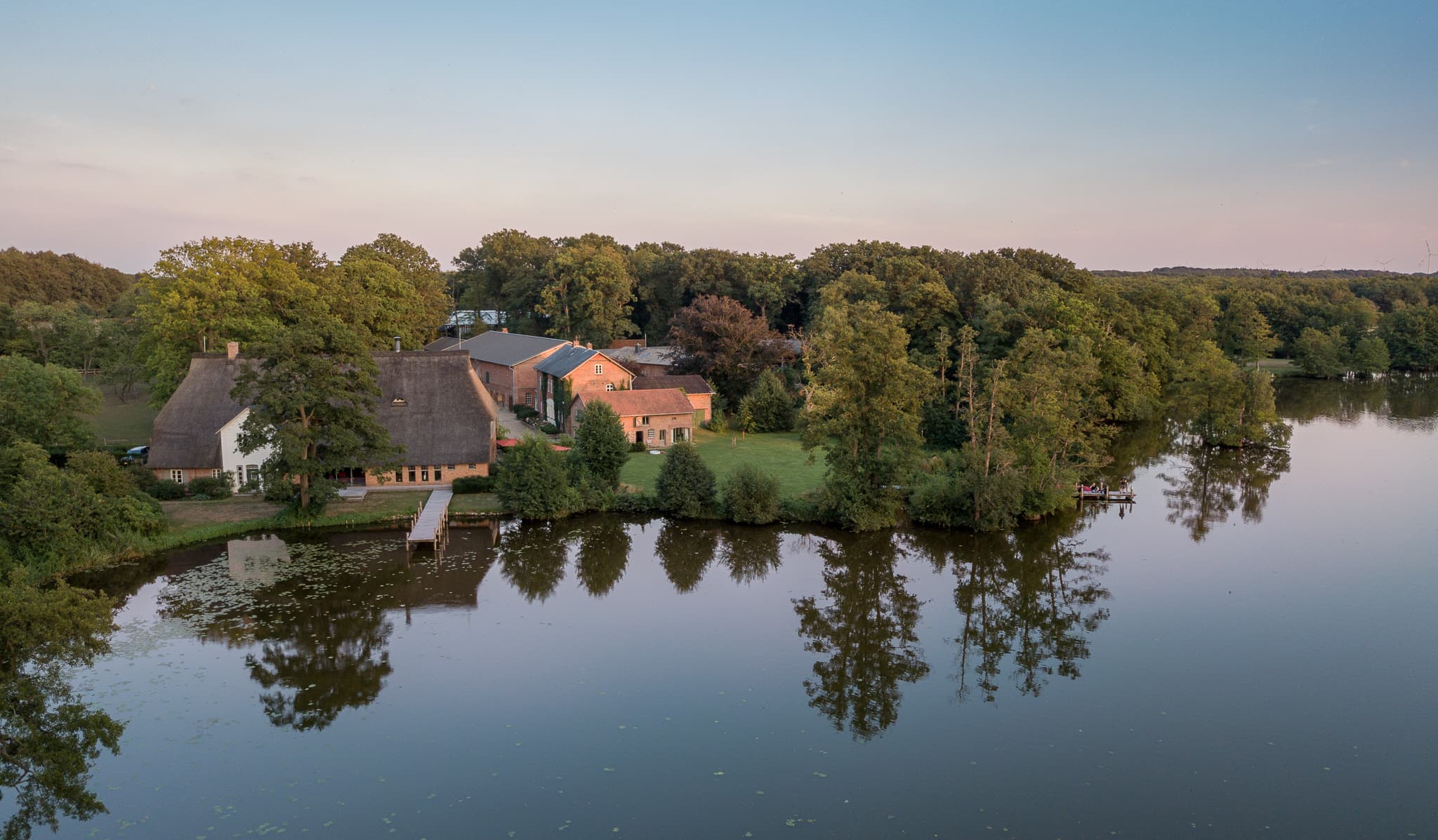 Mühlenteich aus der Luft am Sonnenuntergang, Spiegelung im Wasser
