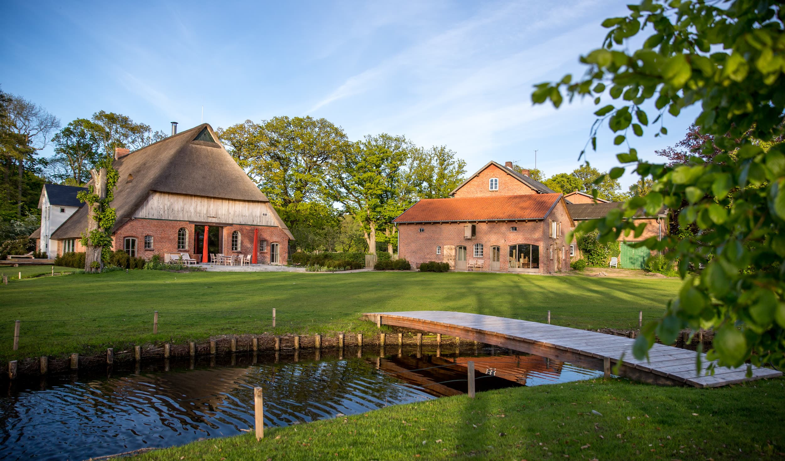 Reetdach und Scheune im Hof Ostermühlen