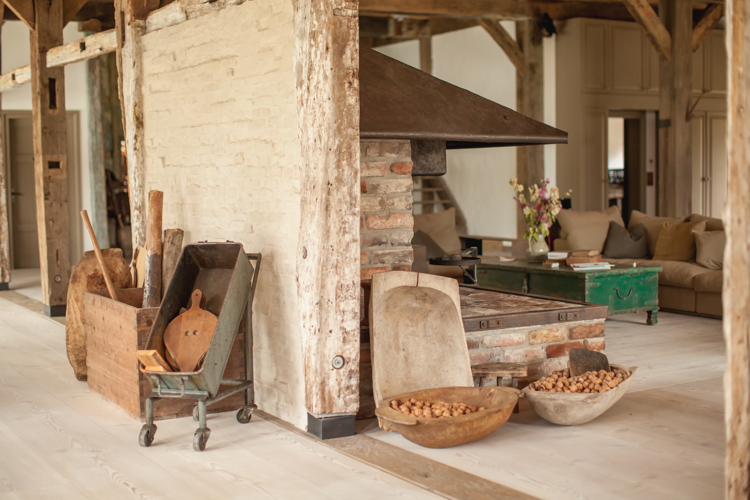 Restaurierter Innenraum mit Holzbalken und Walnussschalen